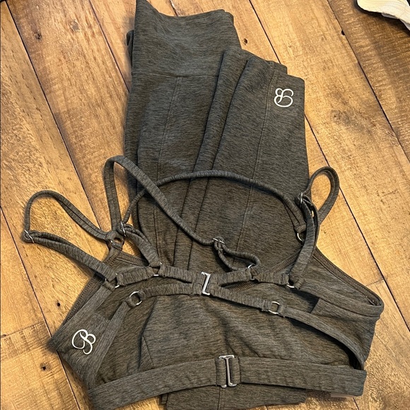 Green Sports Bra and Leggings Set - Picture 2 of 3